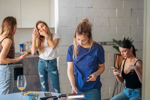 Güzel, genç kız makyaj yapıyor.