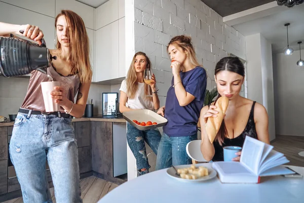 Arkadaşlar mutfakta.