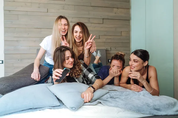 Πέντε Κορίτσια Στο Κρεβάτι Στην Κρεβατοκάμαρα Διασκεδάσουν — Φωτογραφία Αρχείου