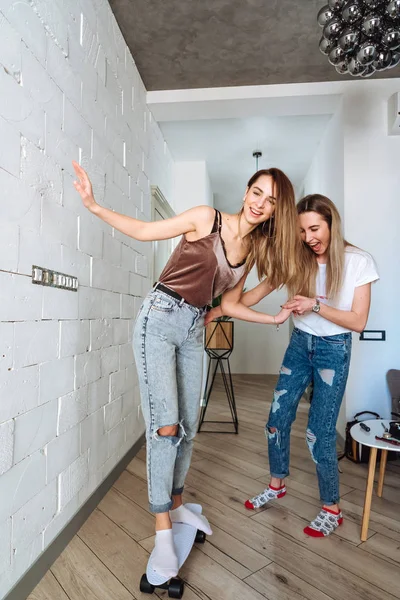 Vänner att ha kul med skateboard — Stockfoto