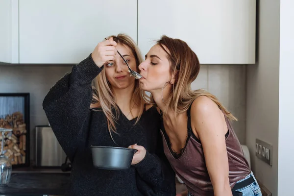 Dvě dívky jíst kaši doma — Stock fotografie