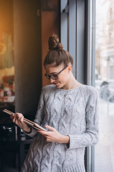 Asyalı kadın yakınındaki Cafe Restoran pencerede tablet bilgisayarda kullanma, — Stok fotoğraf