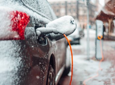 Kışın şarj elektrikli araç soketi