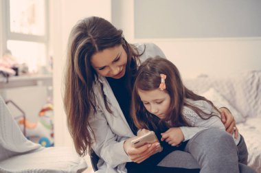 Anne ve kızı smartphone vasıl arıyoruz