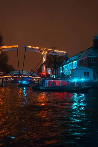 Iluminación nocturna de edificios y embarcaciones en el canal . — Foto de Stock