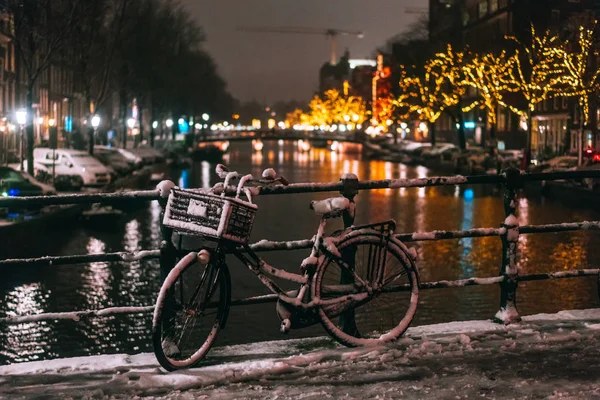 Vélos garés le long d'un pont sur les canaux d'Amsterdam — Photo