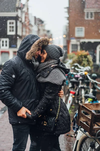 Man en meisje in de straat in de regen — Stockfoto