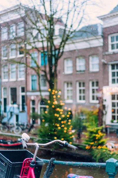 Fietsen voering van een brug over de grachten van Amsterdam — Stockfoto