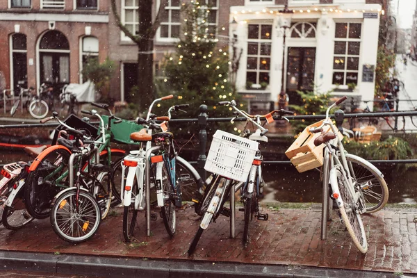 Fietsen voering van een brug over de grachten van Amsterdam — Stockfoto