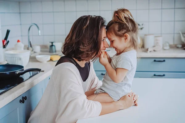 Mamma och lilla dottern har kul tillsammans — Stockfoto