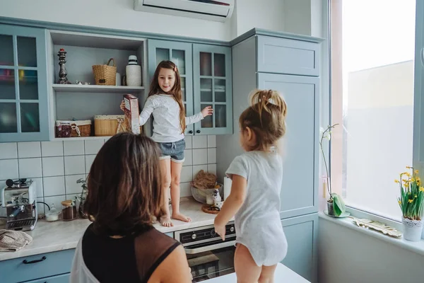 Happy family having fun in the kitchen — Stock Photo, Image