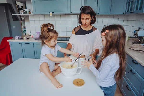 Mutlu aile mutfağında birlikte yemek pişirir. — Stok fotoğraf
