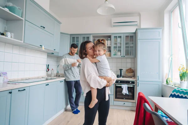 Papá, mamá, hija pequeña en la cocina — Foto de Stock