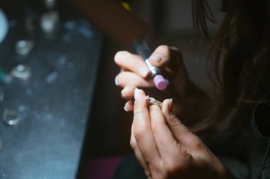 Kız ana metal plaka ev atölye işler