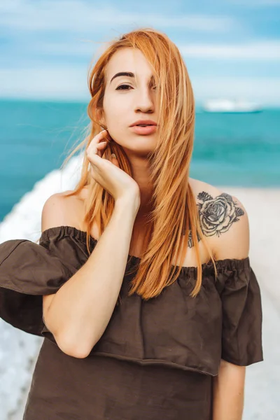 Jovem mulher com cabelo vermelho posando para a câmera — Fotografia de Stock