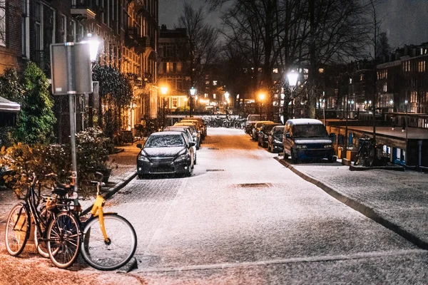 Biciclette parcheggiate lungo la strada, notte — Foto Stock