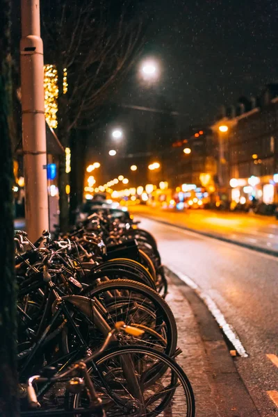 Bicycles parked along the road, night — Stock Photo, Image