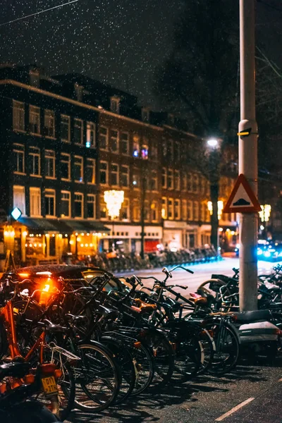Fahrräder, die am Straßenrand geparkt sind, Nacht — Stockfoto