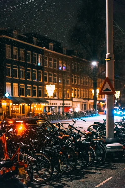 Bicycles parked along the road, night — Stock Photo, Image