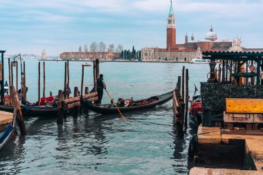 Gondollar Saint Mark Meydanı 'nda demirli.
