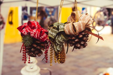 çam kozalağı ile Noel dekorasyon