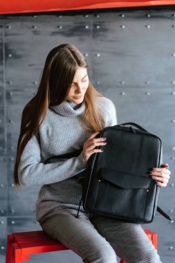 Şık kadın siyah çanta tutun