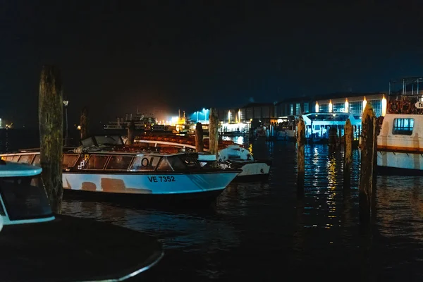 Petit bateau dans le canal de nuit — Photo