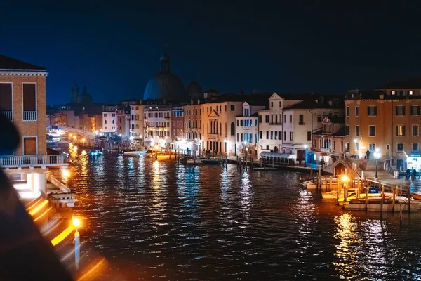 Pohled na kanál v noci. Benátky, Itálie — Stock fotografie