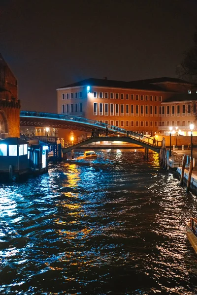 A view of the canal at night. Venice, Italy — Stock Photo, Image