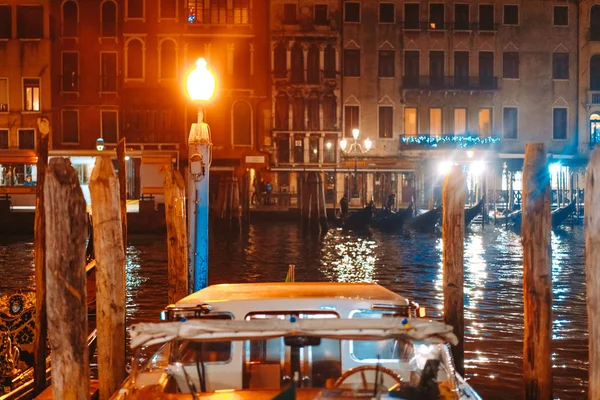 夜の運河の眺め。ヴェネツィア, イタリア — ストック写真