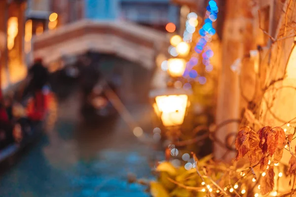 Veneza canal tarde da noite com luz de rua iluminando — Fotografia de Stock