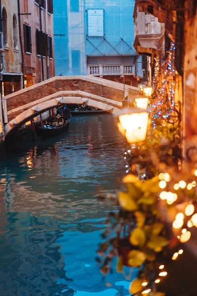Canal de Venise tard dans la nuit avec éclairage de rue — Photo