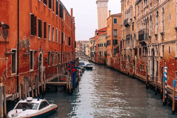 La rue avec un bateau à Venise, Italie . — Photo