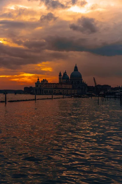 Grand Canal und Basilika Santa Maria della Salute — Stockfoto