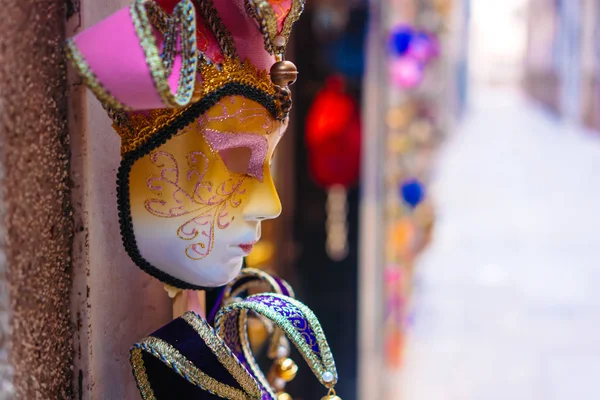Máscara tradicional veneziana na loja na rua — Fotografia de Stock