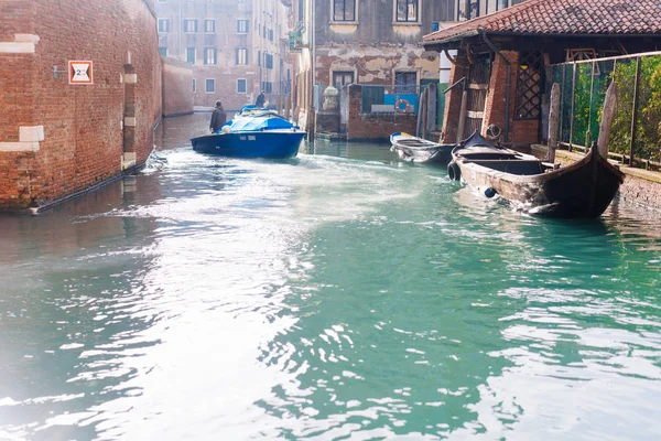 고대 가옥 과 배가 있는 베네치 아운하 — 스톡 사진