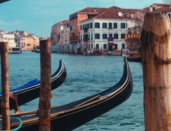 Venezianischer Kanal mit antiken Häusern und Booten — Stockfoto