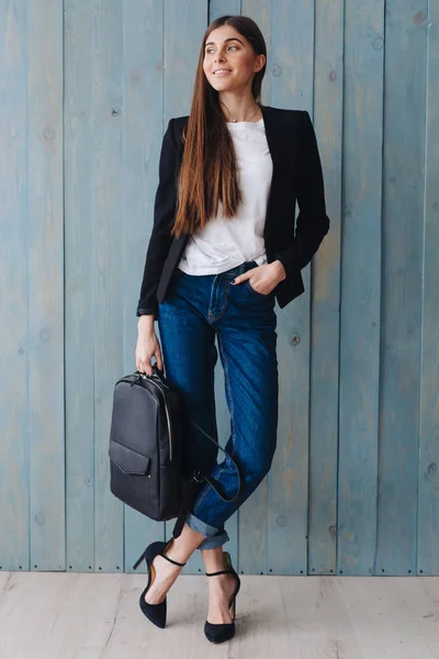 Femme à la mode tenir sac noir — Photo