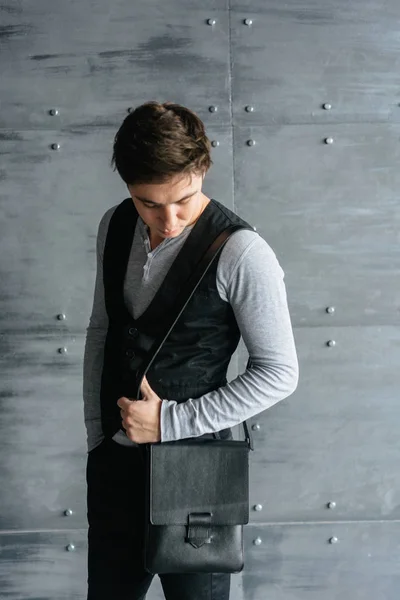 Bel ragazzo con borsa in pelle — Foto Stock