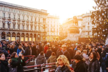 Kalabalık kalabalık caddede yürüyor