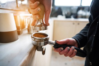 Dış müdahale kullanarak çekilmiş kahve Barista presler.