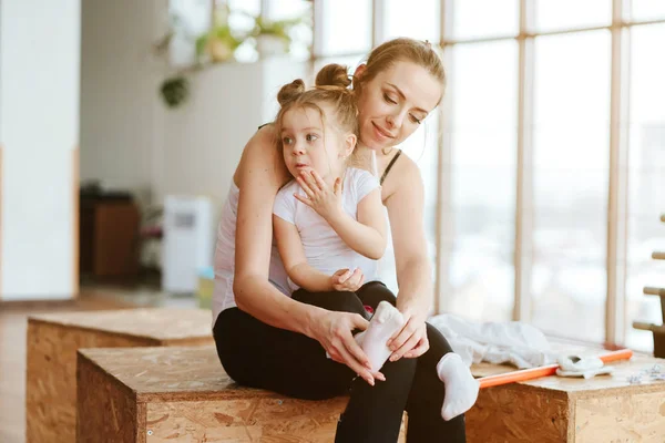 Niña y mamá posando en la cámara — Foto de Stock