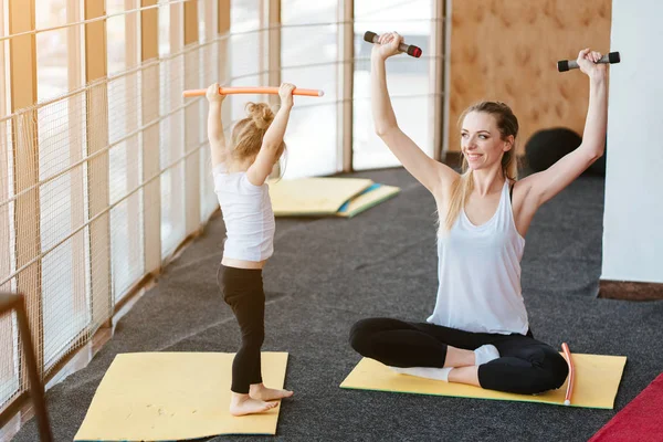 Maman et fille ensemble effectuer différents exercices — Photo