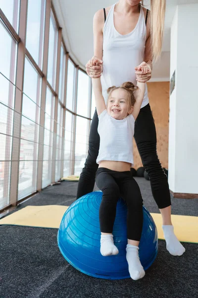 Niña y mamá divirtiéndose — Foto de Stock