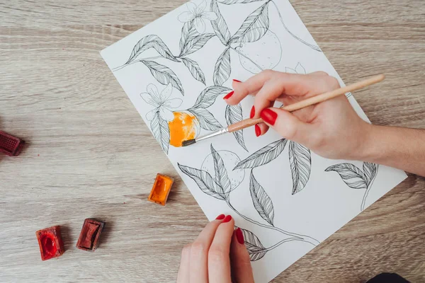 Jovem mulher pintura com tintas de aquarela — Fotografia de Stock