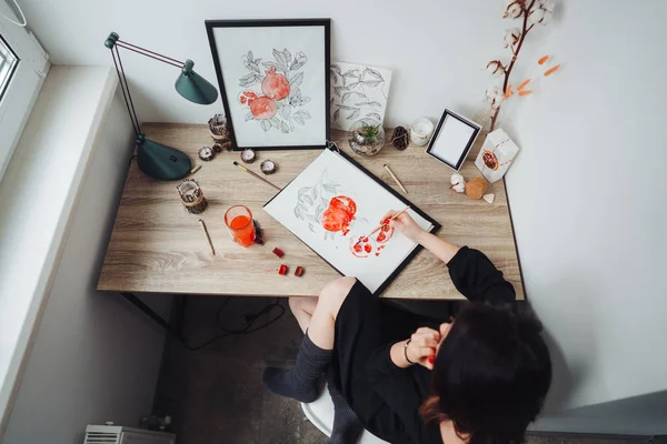 Young woman painting with watercolor paints — Stock Photo, Image