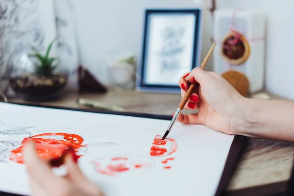 Молода жінка малює акварельними фарбами — стокове фото