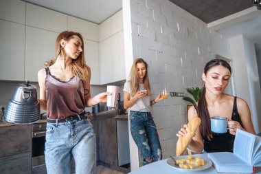 Arkadaşlar mutfakta.