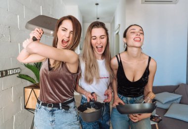 Arkadaşlar birlikte eğlenin.