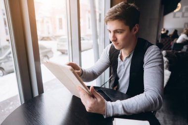 Tablet pc bilgisayar kafe ile genç adam